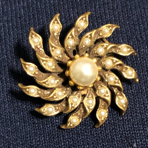 Vintage Jewelry - Vintage gold pin with faux pearls